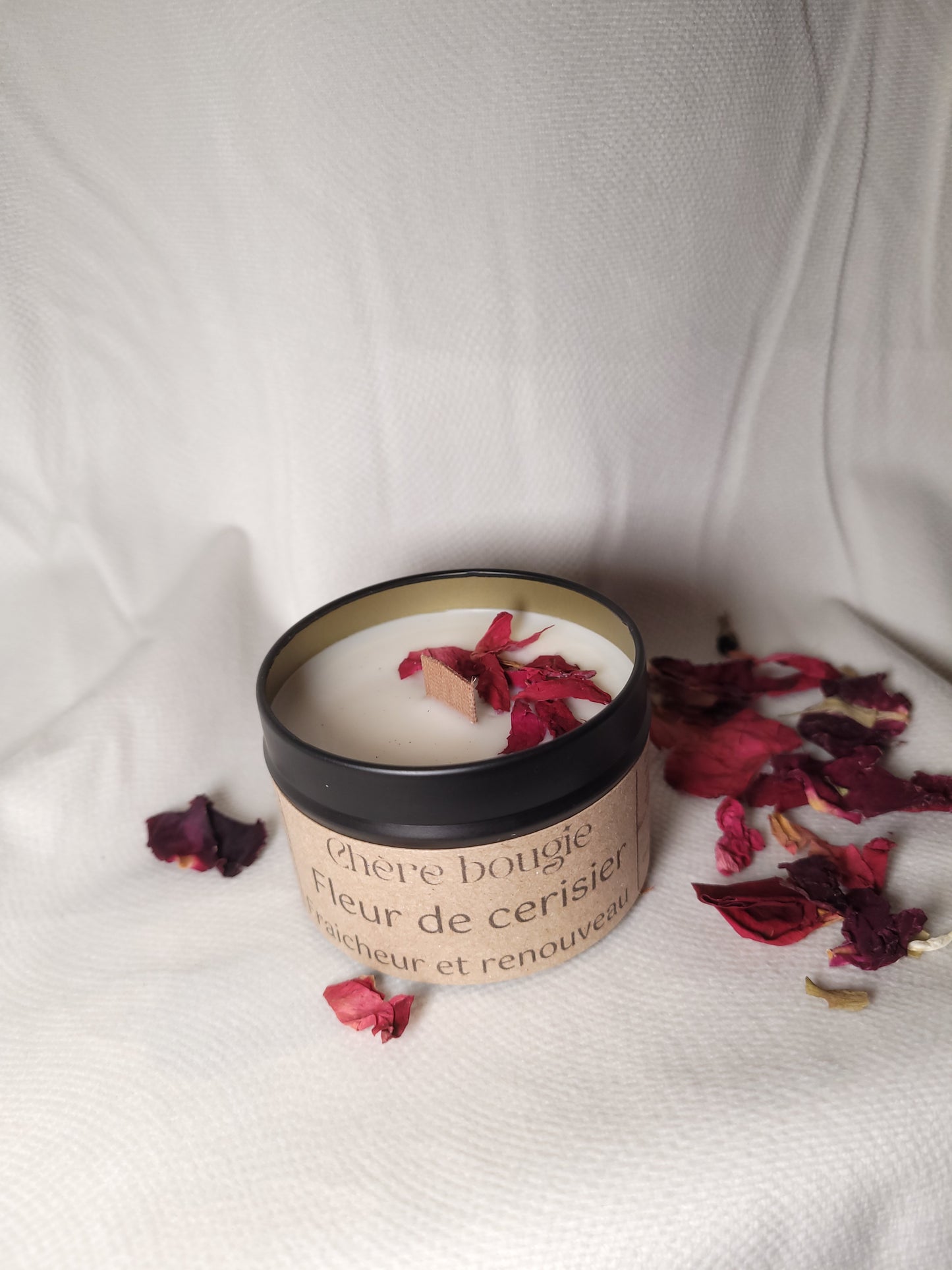 Contenant en métal noir de la bougie artisanale fleur de cerisier, avec des ingrédients naturels tels que la cire de soja et des parfums de Grasse.