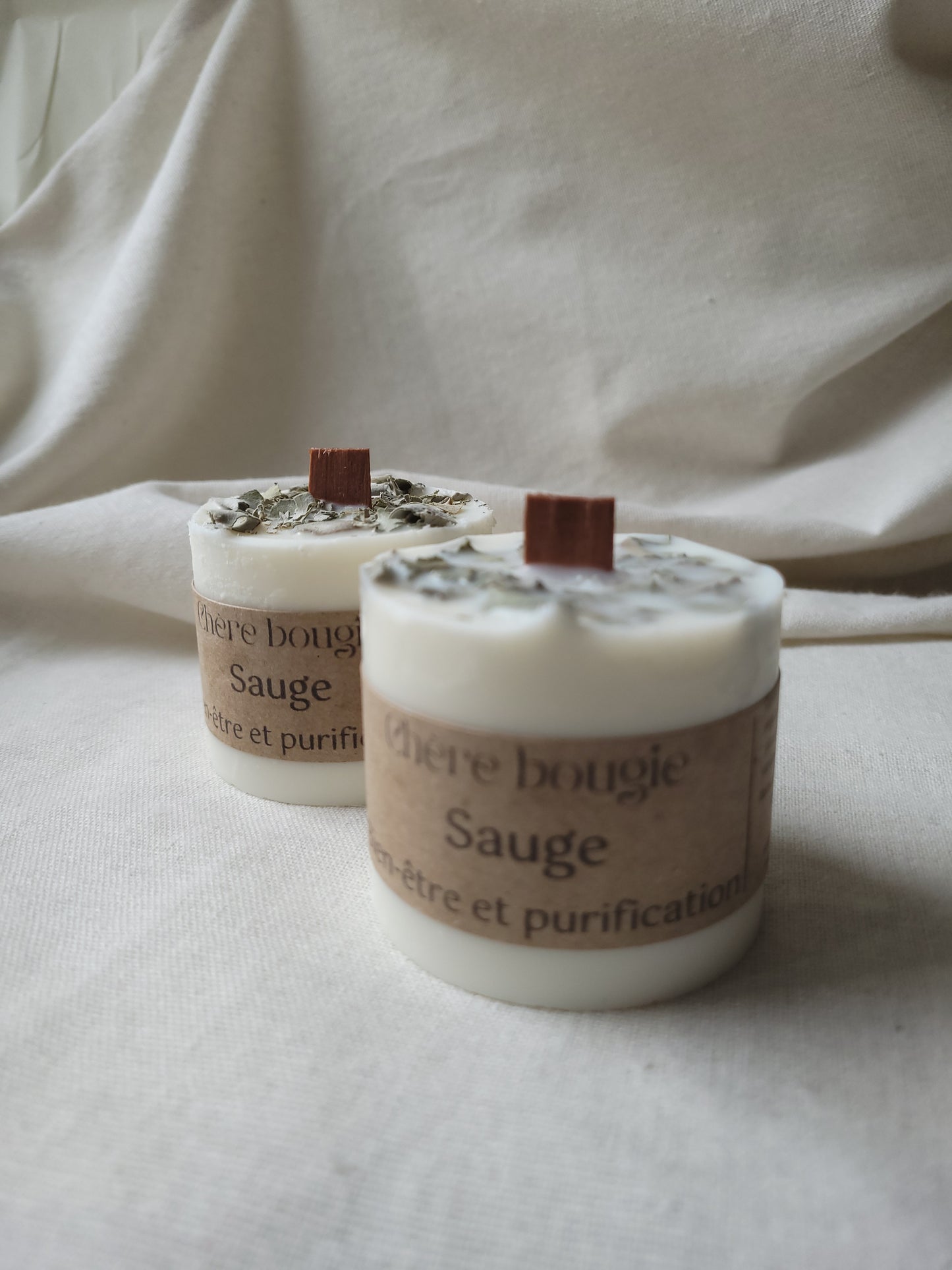 Gros plan sur la mèche en bois de la bougie artisanale, soulignant la combustion propre et sans fumée de la bougie à la senteur de sauge.