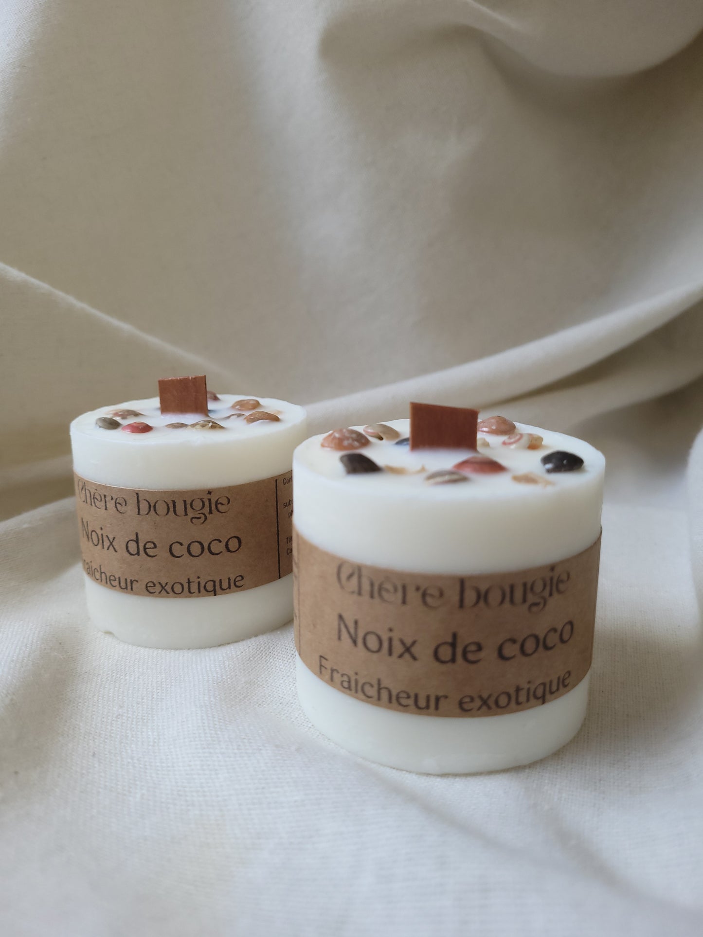 Gros plan sur la mèche en bois de la bougie, illustrant sa combustion propre et le parfum diffusé.