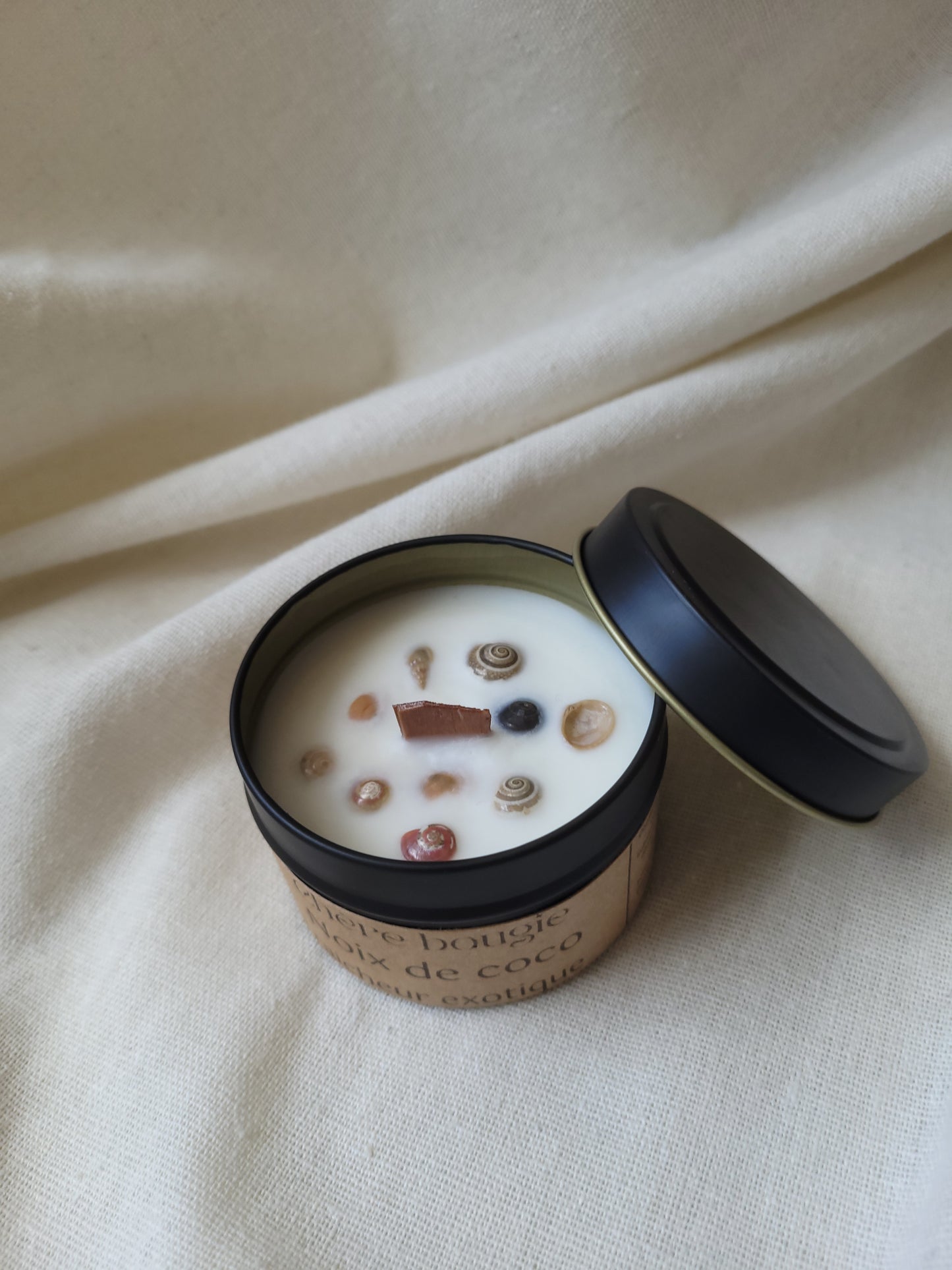 Vue rapprochée de la mèche en bois et de la cire de soja naturelle de la bougie parfumée Chère Bougie