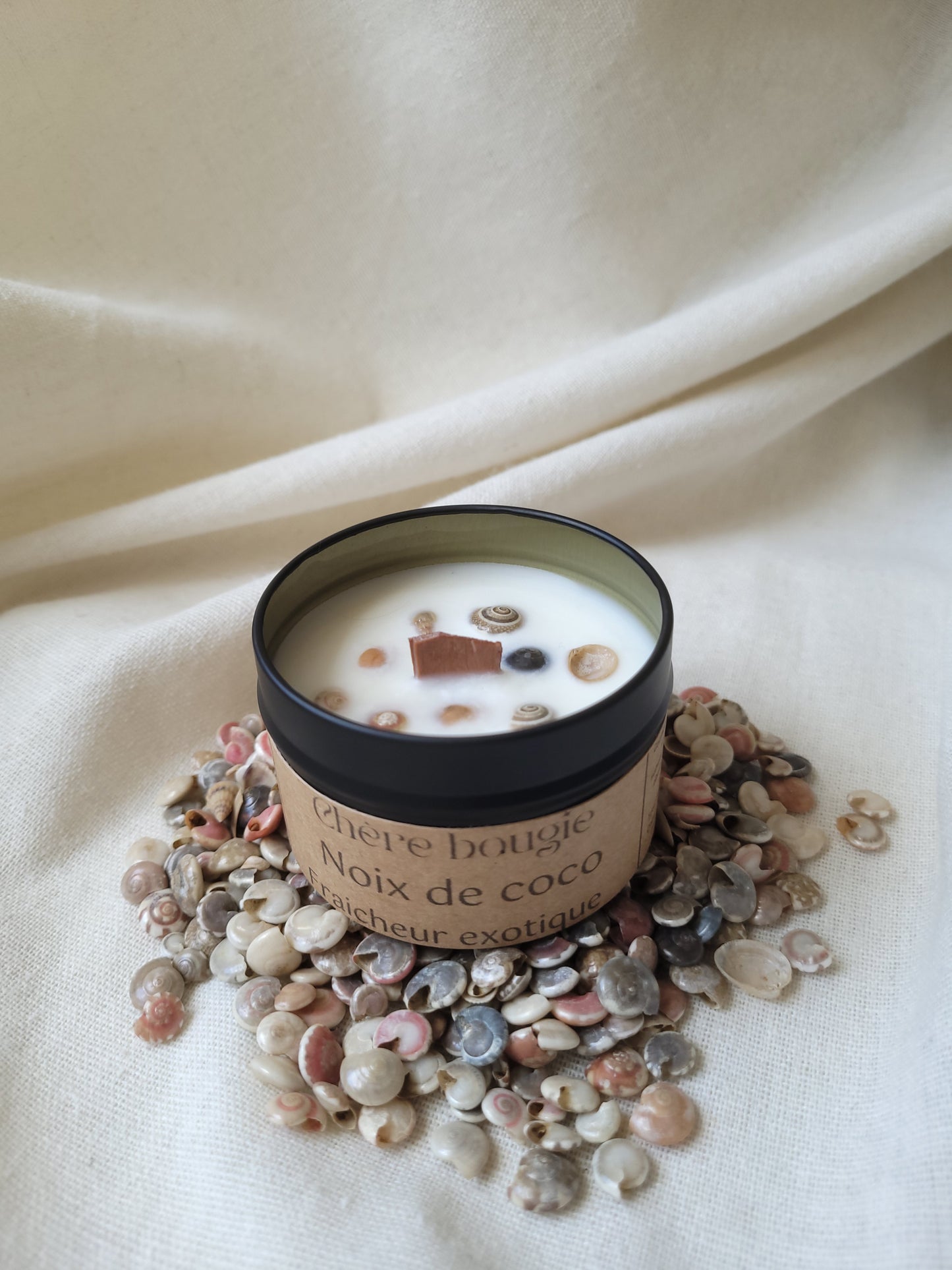 Bougie artisanale parfumée à la noix de coco en cours de combustion, créant une ambiance tropicale et relaxante