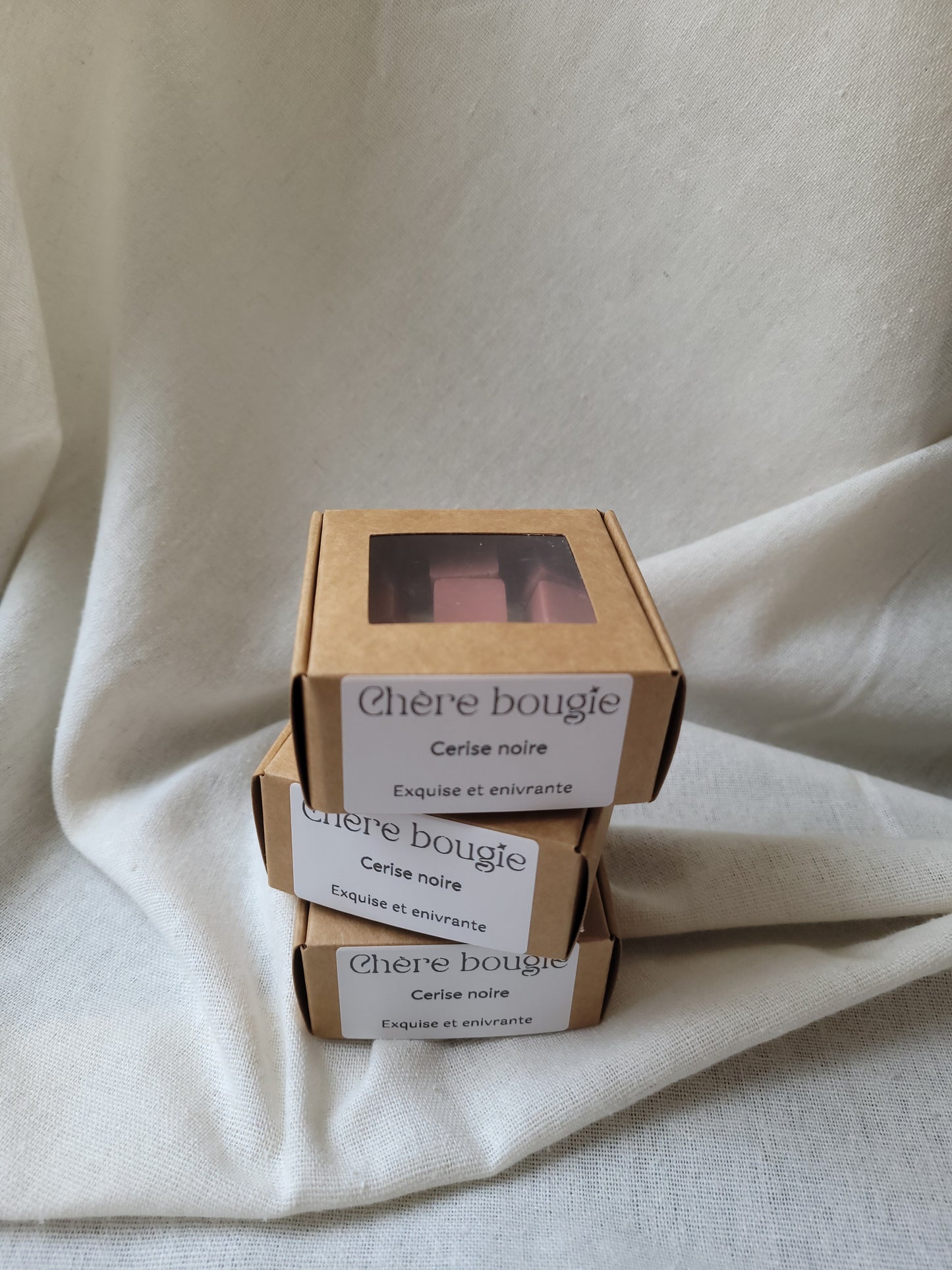 Boîte en carton écologique et recyclable contenant des fondants parfumés à la cerise noire.