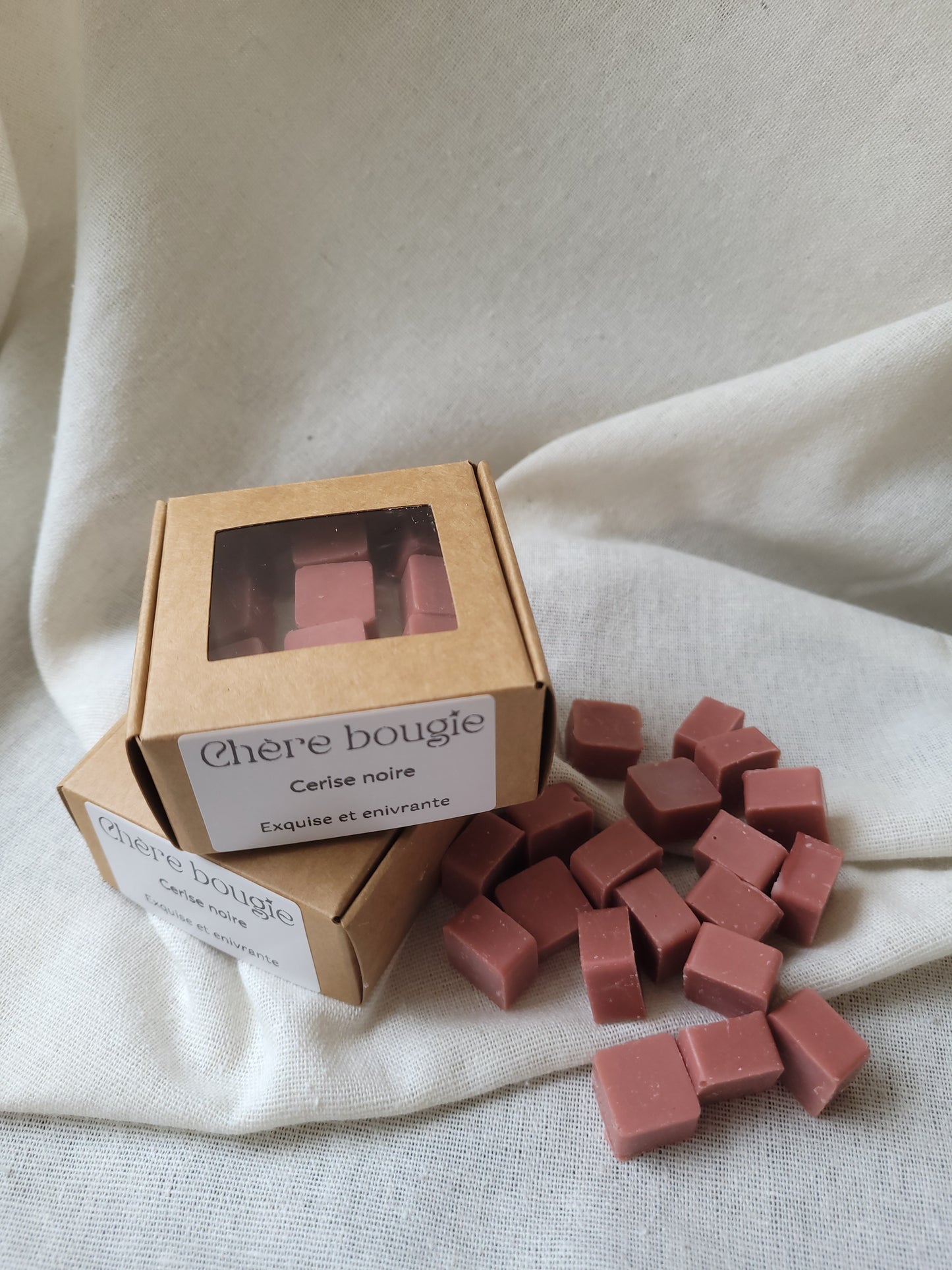 Fondant à la cerise noire en cours de fonte dans un brûleur, diffusant un parfum fruité dans la pièce.