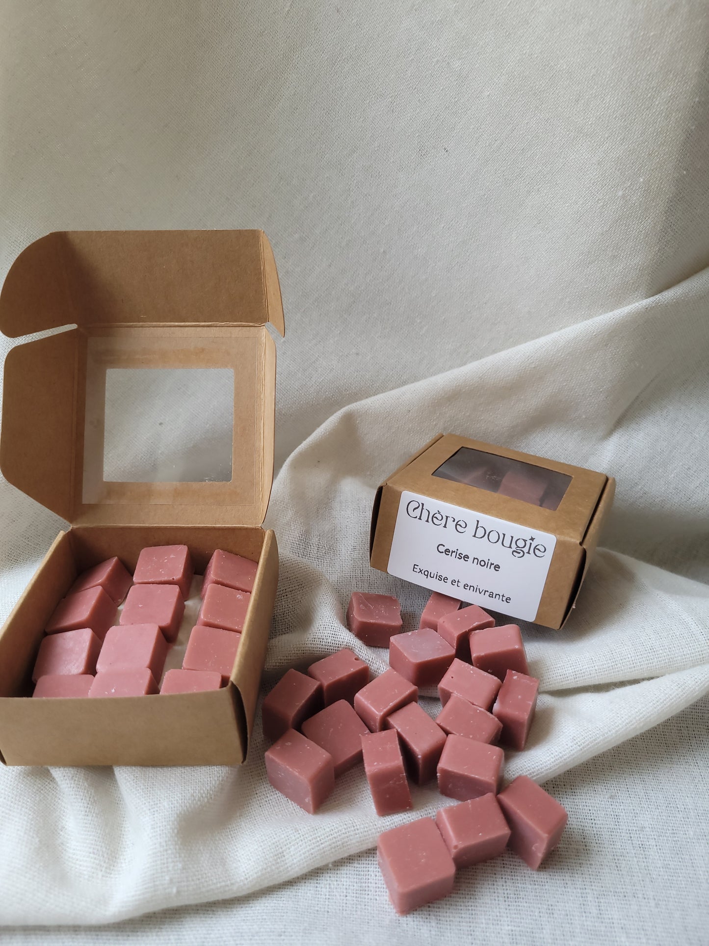 Gros plan d’un fondant parfumé à la cerise noire, mettant en valeur sa texture et sa couleur.
