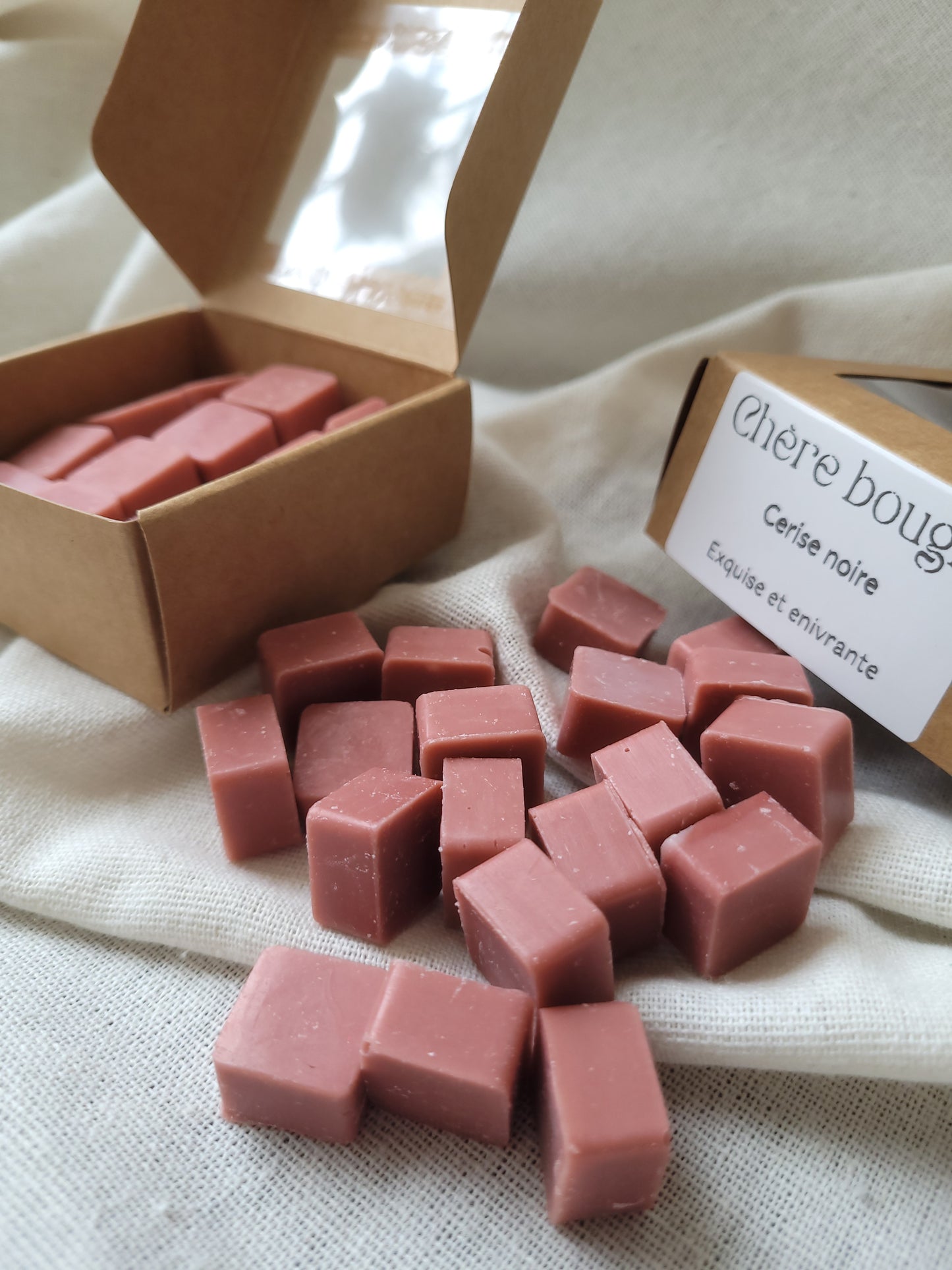 Boîte de fondants parfumés artisanaux à la cerise noire, contenant 12 fondants de 25g.