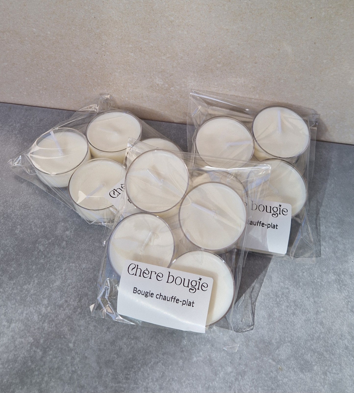Gros plan sur une bougie chauffe-plat en cire de soja douce et chaleureuse