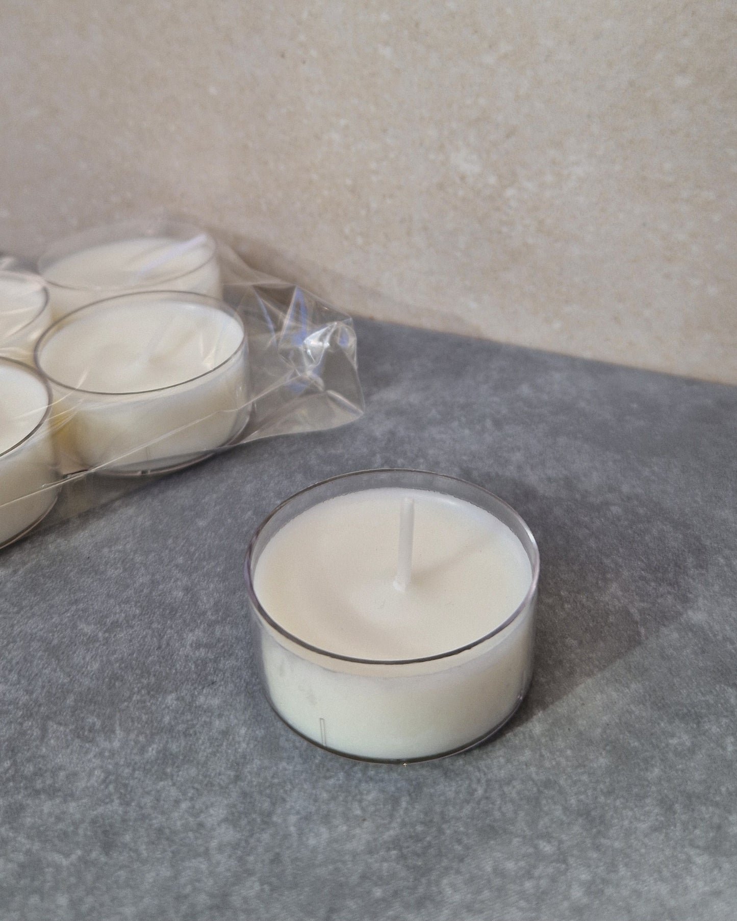 Vue rapprochée des bougies chauffe-plat Chère Bougie, avec une flamme propre et sans résidu
